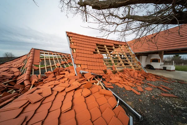 Couvreur toiture Pessac avec Steff Couverture : urgence toiture après grèle Couvreur toiture Pessac avec Steff Couverture : urgence toiture après grèle